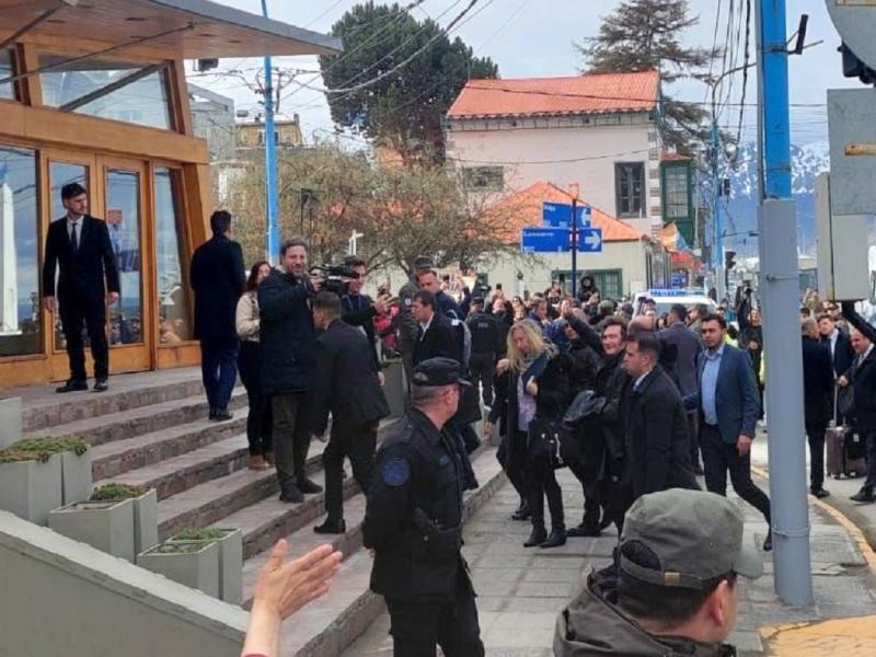 Se confirm lo que anticipamos: Milei vino de campaa y se neg a escuchar el legtimo reclamo de los fueguinos, remarcaron desde el Movimiento Popular Fueguino y el Frente Renovador de Tierra del Fuego.