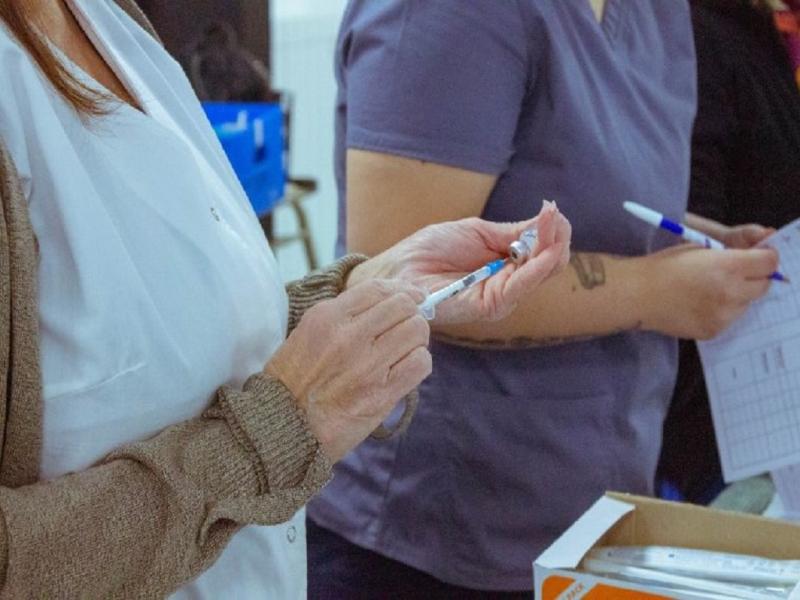 El coqueluche es una enfermedad respiratoria prevenible por vacunación que puede afectar a personas de todas las edades, siendo especialmente importante proteger a lactantes y niños pequeños.