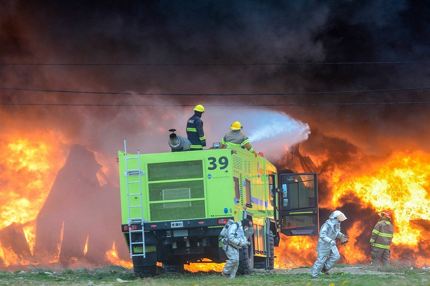 El alto poder de combustin de los insumos provoc que la planta quedar consumida por el fuego en muy poco tiempo. Todas las unidades de emergencia de la ciudad debieron trabajar en el lugar, afortunadamente no se registraron heridos. Foto: Gabriel Mio.