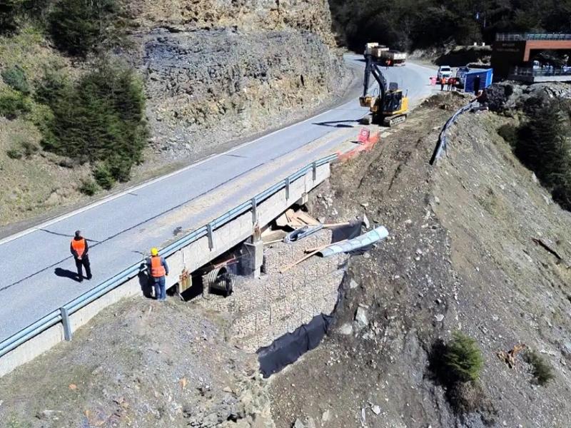 En el sector denominado Terraza 8 del Paso Garibaldi, se concret la construccin de un muro de contencin con gaviones, asentados sobre una losa de hormign.