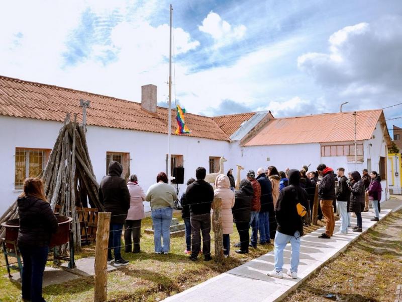 Cabe recordar que, en el año 2021, la Legislatura de Tierra del Fuego sancionó la Ley Nº 1.389, que instituyó oficialmente el 25 de noviembre como el Día del Genocidio Selk’nam, declarado feriado provincial.