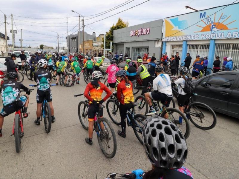 Desde el Movimiento Popular Fueguino vamos a seguir impulsando actividades que acerquen el deporte a nuestros nios, jvenes y familias. Creemos en una Ro Grande activa, participativa, destac Damin Lffler.