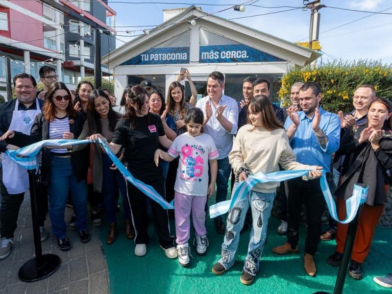 Los Intendentes de Ro Grande y Ro Gallegos, Martn Prez y Pablo Grasso, inauguraron el Mercado del Atlntico, un espacio para potenciar el ecosistema local a travs de la produccin, la creatividad y el talento de emprendedores de la regin.
