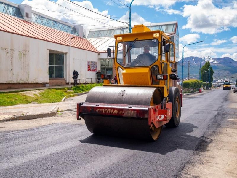 Los equipos municipales trabajaron sobre 240 metros lineales y una superficie total de 910 metros cuadrados, donde se colocaron 90 toneladas de asfalto elaborado ntegramente en la planta municipal.