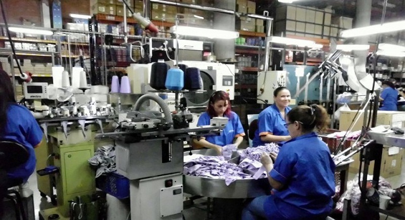 el Presidente anunci un paquete de beneficios con el fin de aliviar la carga tributaria, reactivar el consumo y preservar el empleo en un sector con 126 mil puestos formales distribuidos en 8 mil empresas en todas las provincias.