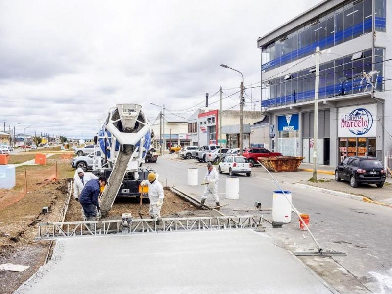 Los vecinos del sector son quienes aportan los insumos para la ejecución; mientras que los trabajos son llevados adelante por personal municipal.