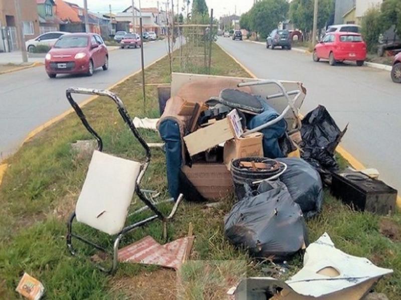 Cabe aclarar que, adem�s, se encuentra prohibido el dep�sito de residuos que no sean domiciliarios -como escombros, restos de material, muebles, colchones y similares- en contenedores destinados s�lo a dicho fin.