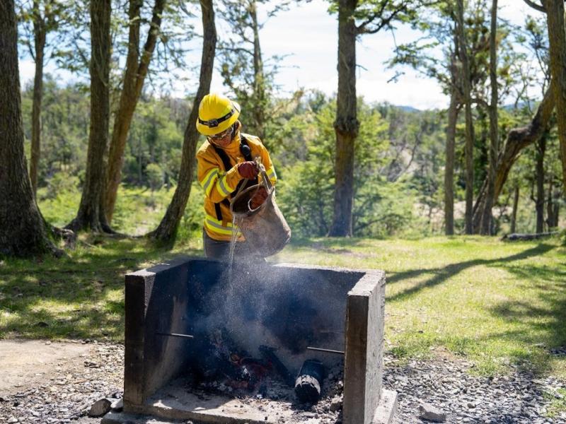 Durante los controles se labraron actas por infracciones en sectores no autorizados. Un caso se registr� en las inmediaciones del Lago Yehuin, donde se encontraron fogones mal apagados.