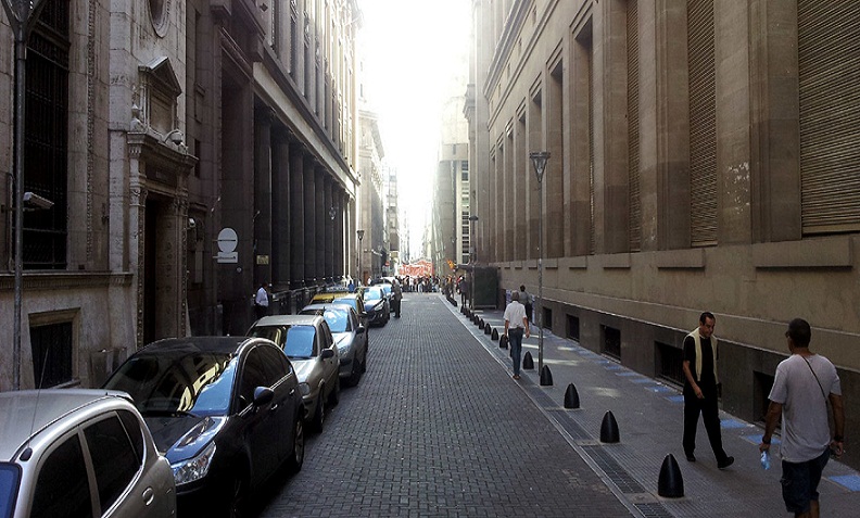 La diferencia es que el feriado bancario que se anunci es en todo el pas, mientras que la restriccin en los otros servicios es slo para la Ciudad de Buenos Aires.