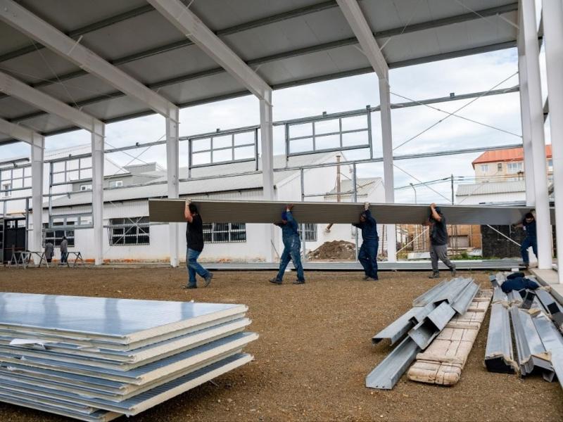 �La llegada de estos materiales marca un momento clave de la obra, porque nos permite trabajar en mejores condiciones frente al clima y avanzar con mayor rapidez en el cerramiento�, coment� la Ministra Gabriela Castillo.