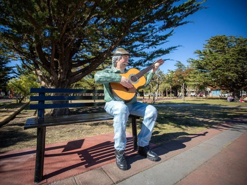 “Esta escultura, realizada íntegramente por jóvenes de nuestra ciudad en el Museo Municipal y con el aporte de su familia, es 100% riograndense y busca justamente eso: fortalecer nuestra identidad cultural”, señaló Martín Pérez.