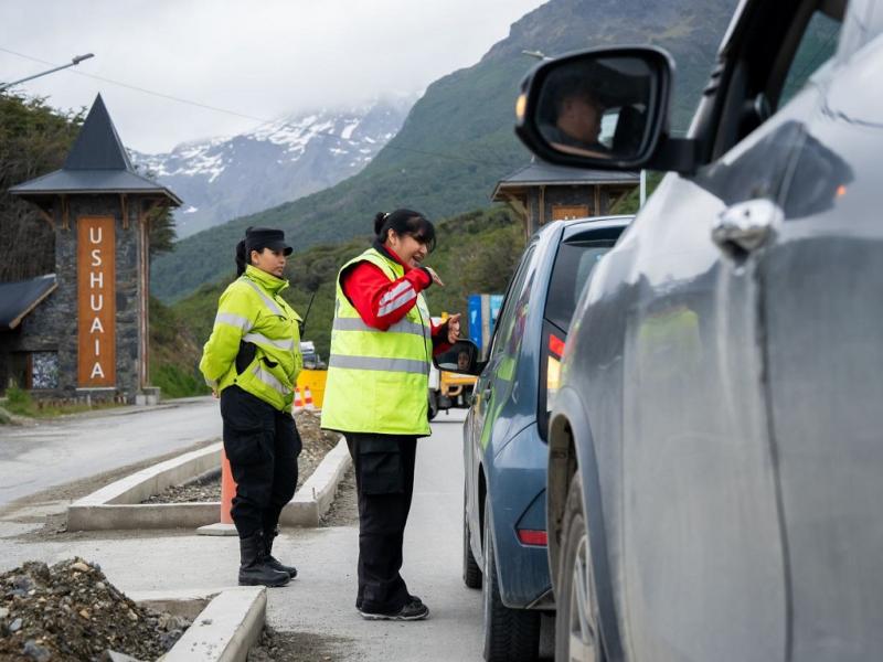 Se recuerda que se encuentra prohibido circular con elementos que reduzcan la visibilidad del conductor, como antenas satelitales móviles ubicadas en el parabrisas, u otros objetos que interfieran en la conducción segura,
