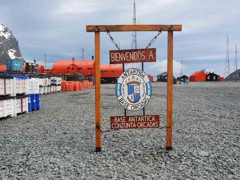 La actual base Orcadas alberga la Casa Omond (1903) y la Casa Moneta (1905), hoy museo histórico. Ambas edificaciones, junto al cementerio cercano, fueron declaradas Sitio y Monumento Histórico (SMH Nº 42) del Tratado Antártico.