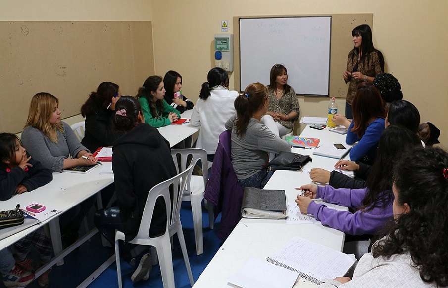 Durante el 2018 realizamos alrededor de 69 capacitaciones y 10 jornadas de formacin fortaleciendo a la comunidad en distintos cursos de oficio, destac Karina Fernndez, Directora de la Oficina de Empleo.