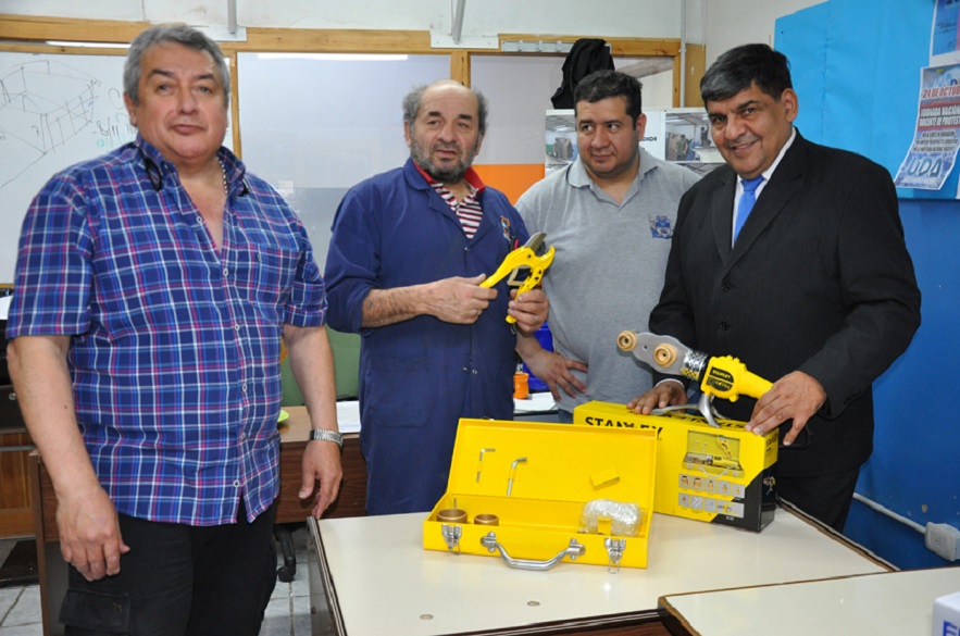 Arcando tambin hizo entrega de libros para la biblioteca de esta institucin y una nueva impresora multifuncin continua a color que ser utilizado para la impresin de planos y papelera. 
