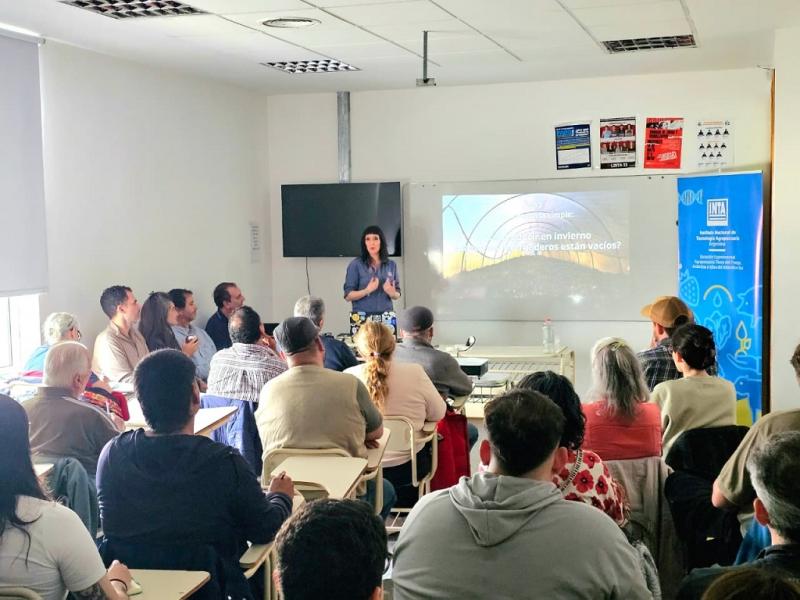 Desde el CIEFAP, el Doctor Maximiliano Rugolo, abord� la producci�n de hongos comestibles en troncos como complemento de la actividad hort�cola, analizando su potencial y detallando estimaciones sobre la unidad m�nima rentable.