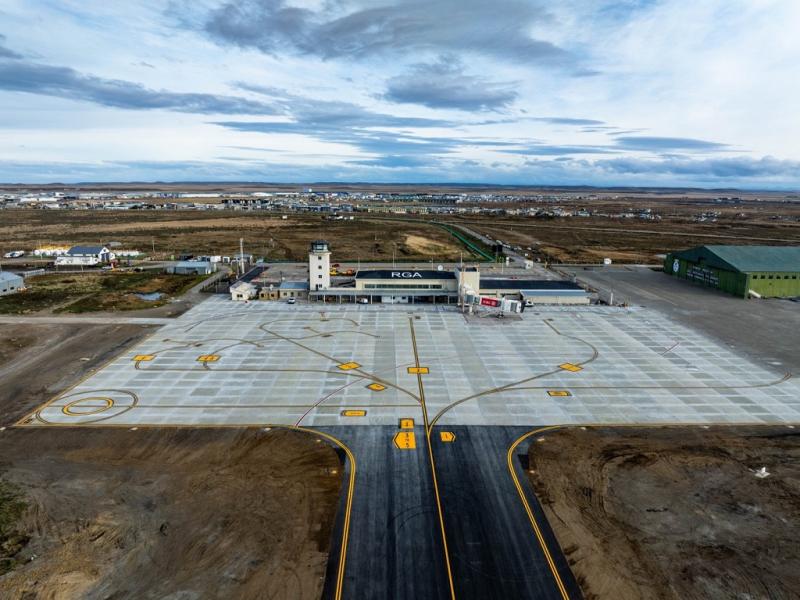 “Junto con la rehabilitación integral de su pista, los trabajos incluyeron la instalación de un nuevo anillo de balizamiento LED y un sistema con sensores de detección de hielo en pista”, destacaron desde Aeropuertos Argentina.