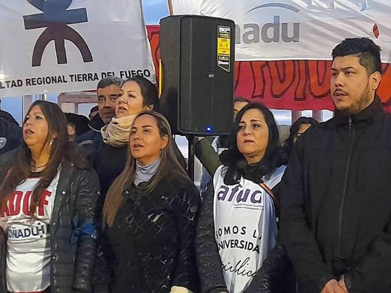 “Cuarta vez que el pueblo argentino le marca un límite al Gobierno: la educación pública no se toca, la Ley se cumple, y la ciencia nacional no es un gasto, es una inversión”, enfatizó la Diputada nacional Andrea Freites.