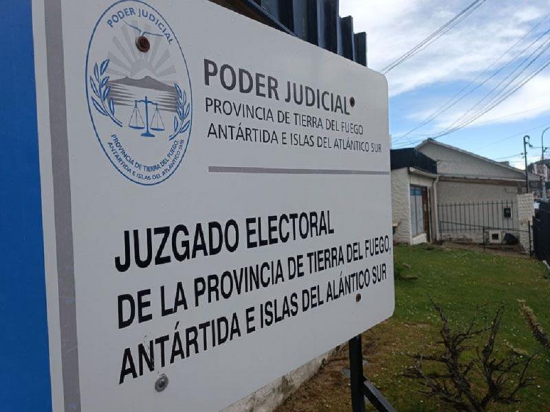 El dictamen de la Fiscal�a tambi�n ratifica que la competencia sobre el cronograma electoral corresponde al Juzgado Electoral, en el marco de la Ley Provincial N� 201 que regula el procedimiento electoral vigente.