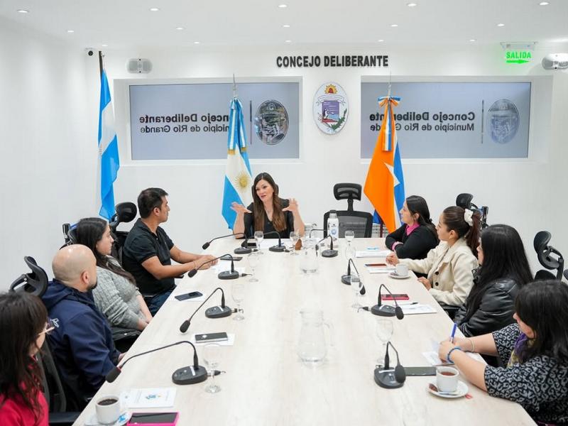 “Durante el encuentro compartimos una charla sobre el funcionamiento del Estado, la división de poderes, las competencias del Concejo Deliberante, y el recorrido que realiza un proyecto”, comentó la Concejal Guadalupe Zamora.