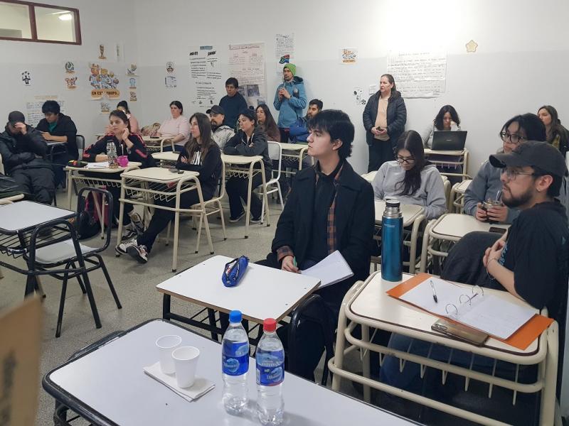 La charla, organizada y desarrollada por integrantes de la Agrupación TF-1 de ex Trabajadores de YPF, contempló una breve reseña sobre la empresa estatal YPF, e información relacionada con la Ley provincial Nº 1.295.
