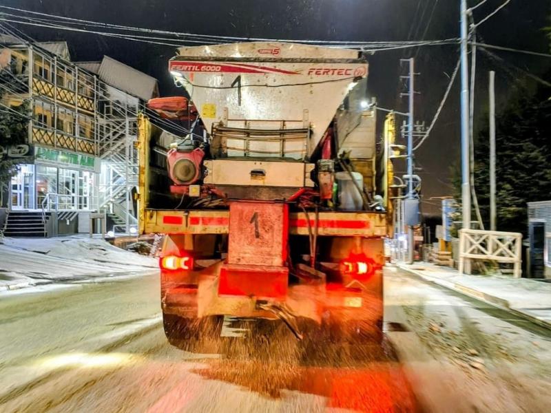 Los trabajos incluyeron la aplicaci�n de sal y salmuera sobre el circuito primario, que alcanza al noventa por ciento de los establecimientos educativos, los recorridos del transporte p�blico y los servicios de emergencia.
