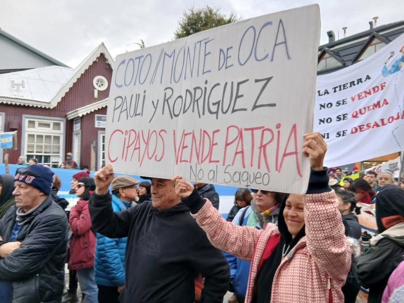 “El proyecto de ley redactado por Sturzenegger representa el viejo anhelo de los Benetton, los Lewis, capitales qataríes, españoles y la Embajada de EE.UU., quienes buscan eliminar todo límite a la extranjerización de tierras”, se remarcó en Río Grande.
