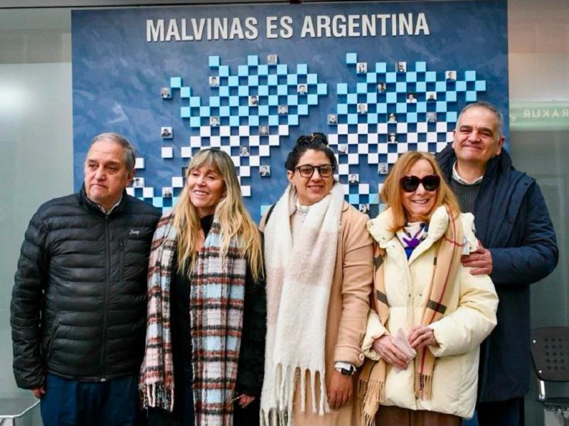 La delegación de Senadores nacionales que acompaña a la Senadora fueguina Cristina López en su visita a Tierra del Fuego está integrada por Juliana Di Tullio, Alicia Kirchner, Natalia Gadano, Carlos Linares, y Fernando Salino.