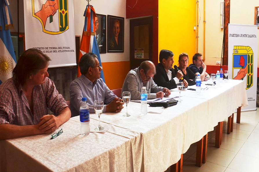 El Presidente del Congreso Provincial del Partido Justicialista de Tierra del Fuego, Vicegobernador Juan Carlos Arcando, se refiri a la situacin poltica provincial y nacional.  