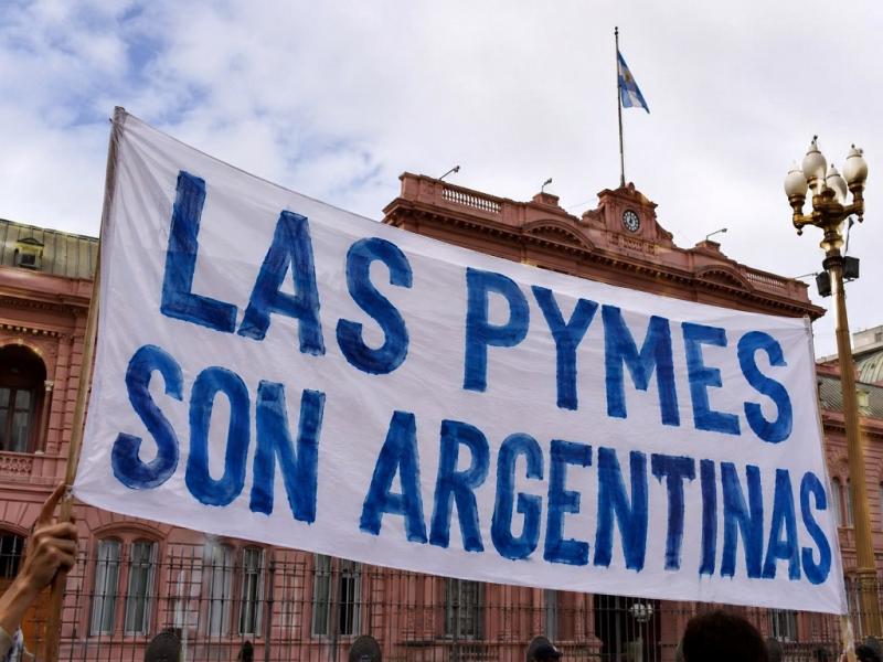 El contexto lo agrava todo: la creación de empresas cayó al nivel crítico de 2001, se proyecta un récord de quiebras con 3.000 pymes que cerrarían en 2026, y hoy cierran unas 40 pymes por día mientras las grandes prosperan.