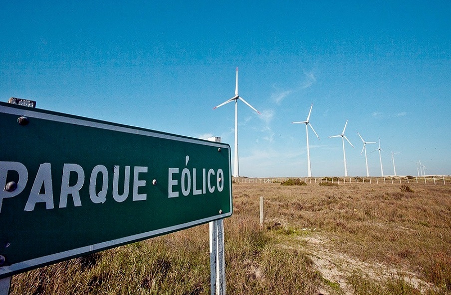 El parque, situado en el cruce con la Ruta Provincial N30, de acceso a la localidad chubutense de Camarones, produce energa elica a travs de 7 aerogeneradores e incluy la construccin de una subestacin transformadora. 