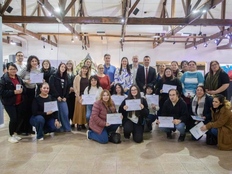La actividad reunió a estudiantes de las carreras de Enfermería y Acompañamiento Terapéutico del CENT Nº 35 que finalizaron sus prácticas y a quienes próximamente iniciarán esta experiencia formativa en el ámbito municipal.