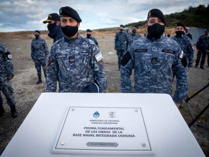 La Base Naval Integrada de Ushuaia, se anunció en 2022, durante el Gobierno de Alberto Fernández. El ex Ministro de Defensa, Jorge Taiana, encabezó el acto de colocación de la piedra fundacional y empezó a construirse.