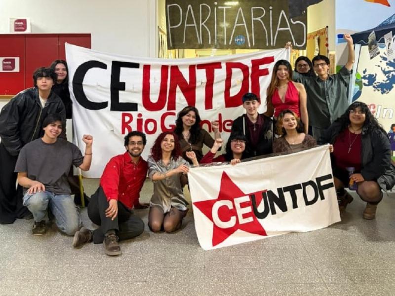 Cabe consignar que los principales cargos de la conducción del Centro de Estudiantes de la UNTDF en Río Grande, Lista 33, Unión Resistente de Estudiantes Fueguinos (UREF), integran a la Juventud Izquierda Socialista.