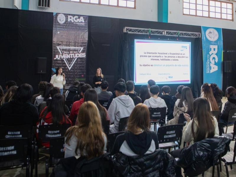 Con la llegada del Mes de las Juventudes, el Municipio presentó a las y los jóvenes las distintas propuestas que se desarrollan en la ciudad de la mano de instituciones educativas y de formación de oficios.