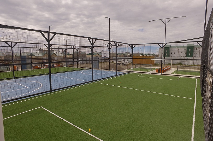 Las instalaciones incluyen dos canchas para ftbol cinco de csped sinttico, una cancha de bsquet y dos canchas de ftbol-tenis. Adems, el lugar cuenta con equipamiento de aparatos de estacin saludable.