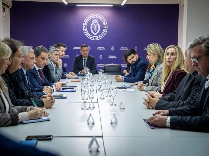 Durante la reunión se analizó la posibilidad de avanzar en un esquema de “feriados locales/provinciales” para los días martes 10 y miércoles 11 de noviembre que serán comunicados oficialmente en los próximos días.