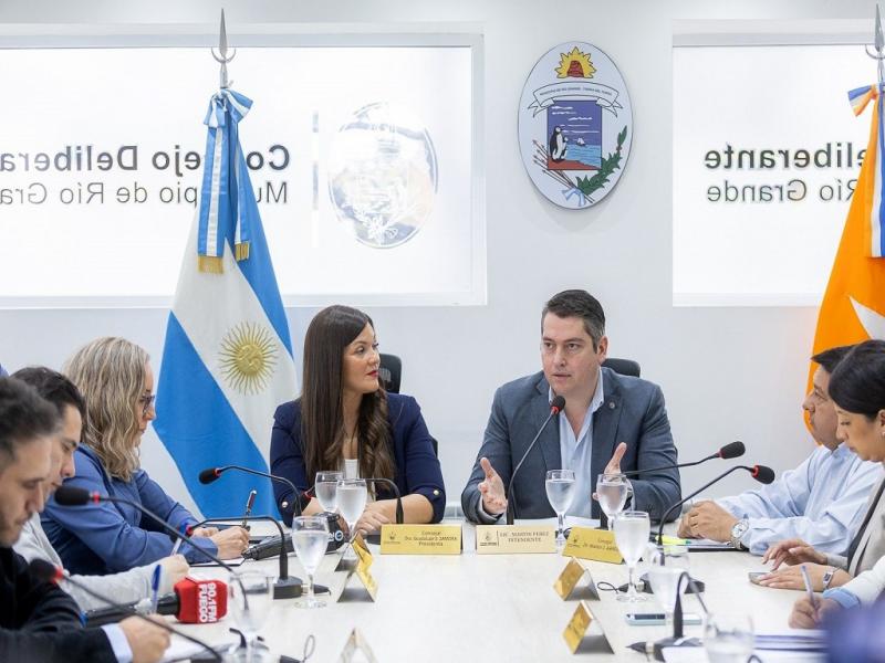 La presentación del Intendente dejó planteada la hoja de ruta para 2027: un Municipio que alivie la carga tributaria, facilite el desendeudamiento de los vecinos, sostenga la obra pública, y fortalezca la salud y la asistencia alimentaria.