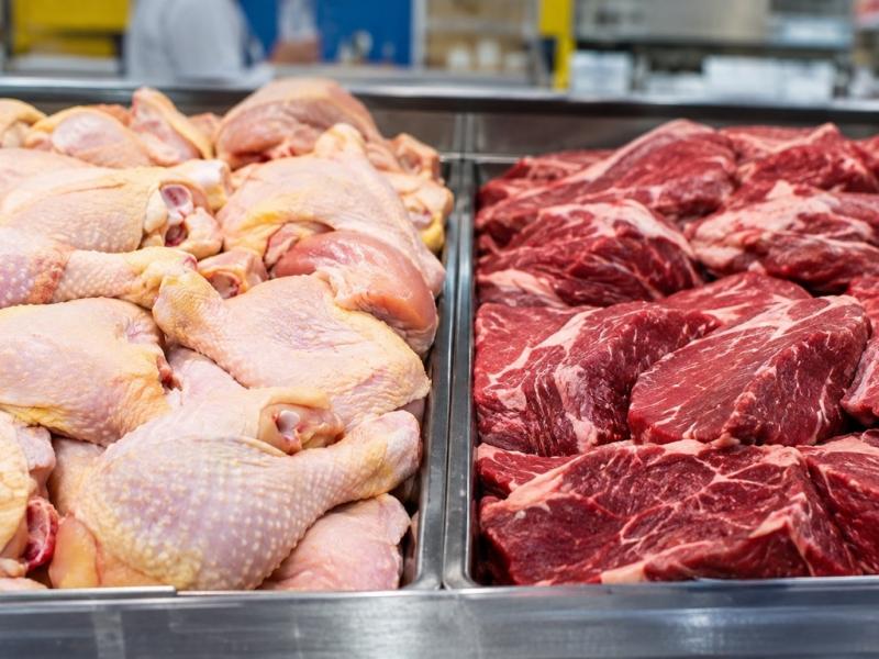 La brecha de precios desplaz� la demanda familiar hacia prote�nas de menor costo. Durante el per�odo evaluado, el valor equivalente a un kilo de carne vacuna permiti� adquirir 3,600 kg de pollo entero, o 1,900 kg de pechito de cerdo.