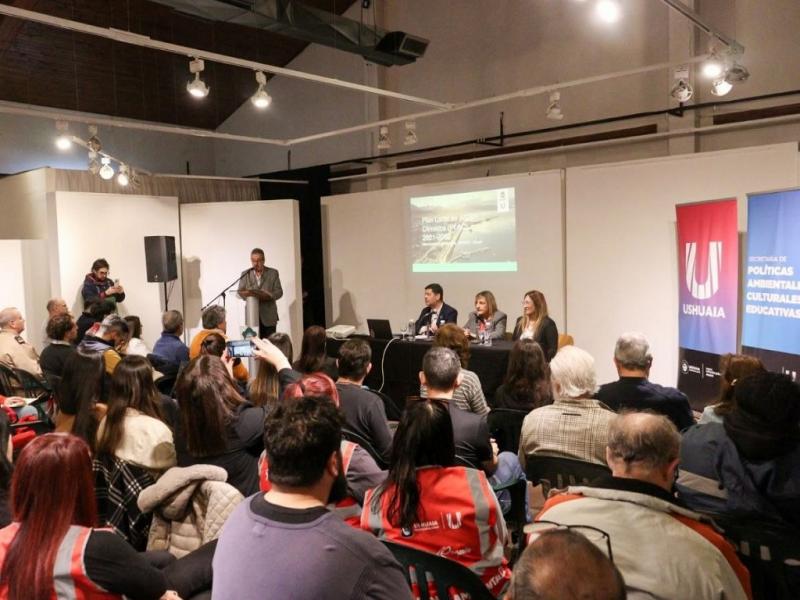 �El cambio clim�tico, m�s en una ciudad como Ushuaia que tiene una identidad tan conectada con la naturaleza, es algo que como vecinos y vecinas percibimos en el d�a a d�a�, se�al� la Viceintendenta de Ushuaia, Gabriela Mu�iz Siccardi.