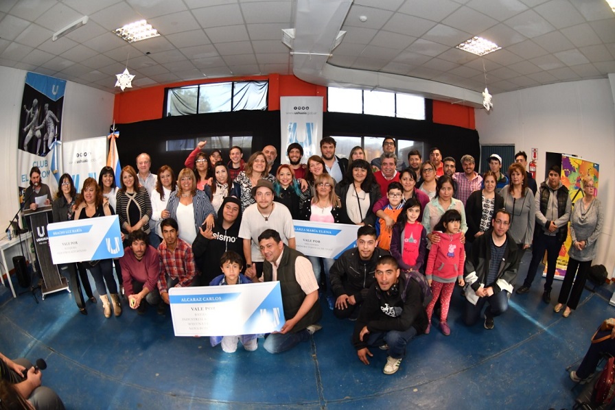 La primera entrega alcanz a emprendimientos textiles, gastronmicos, de jardinera y culturales; adems del fortalecimiento del arte callejero y la entrega de mdulos para una cooperativa de jvenes que se capacit en el INTA y que desarrolla hongos.