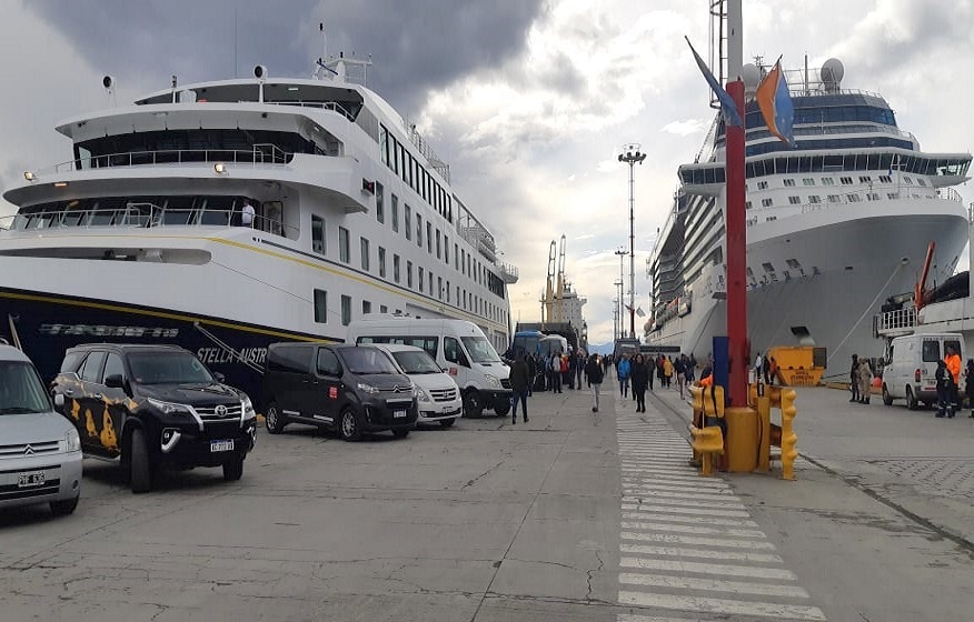 El crucero Celebrity Eclipse se convirti en la nave ms grande que visita por segunda vez Ushuaia durante la temporada. El barco de la compaa Celebrity Cruises de bandera maltesa, cuenta con 317 metros de largo y pesa 122 toneladas. 