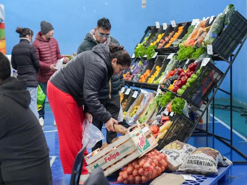 “El Mercado en Tu Barrio” está constituido como un espacio de cercanía que permite a las familias acceder a productos de uso cotidiano a precios accesibles y genera oportunidades de comercialización para productores y emprendedores.