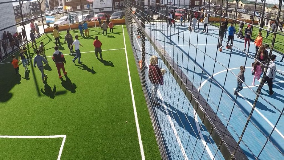 El complejo cuenta con un moderno equipamiento consistente en dos canchas para ftbol cinco de csped sinttico; una cancha de bsquet y dos canchas de ftbol-tenis. Adems, el lugar cuenta con aparatos de estacin saludable y un sector de bancos y mesas.