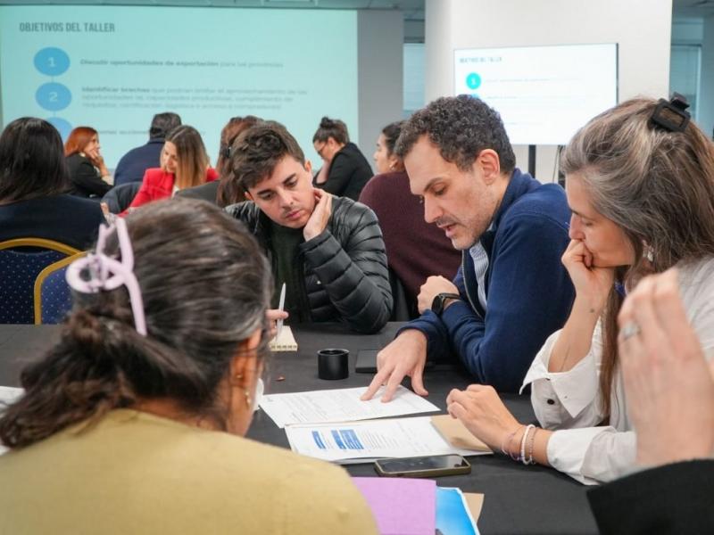 “Tenemos que trabajar para que nuestros sectores productivos cuenten con herramientas para responder a las exigencias de los mercados internacionales y para construir una agenda exportadora”, indicó el Ministro de Producción, Francisco Devita.