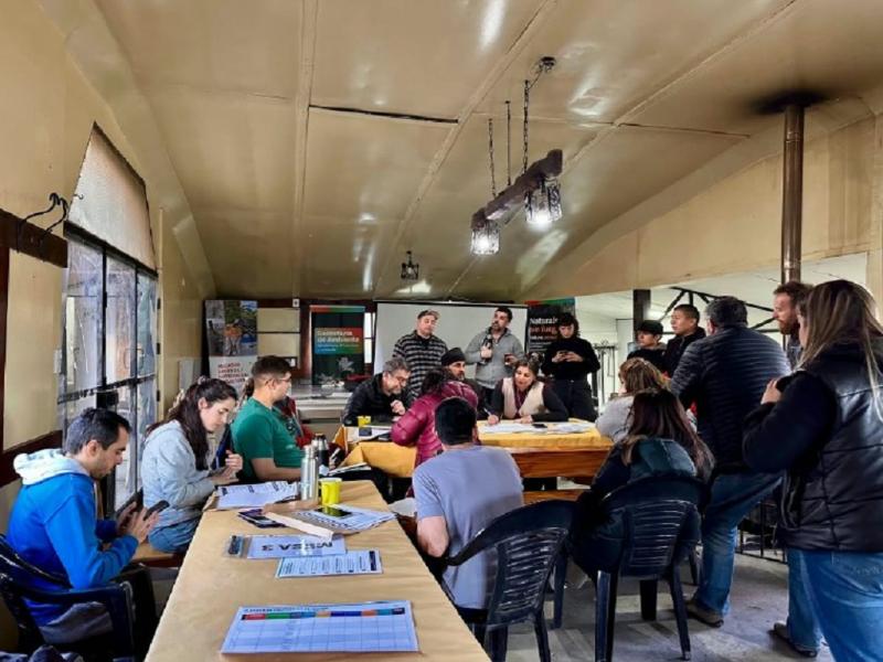 “No se trata solamente de prepararnos para responder ante un incendio, sino de trabajar antes para reducir los riesgos, disminuir las vulnerabilidades y proteger nuestros bosques nativos”, indicó el Subsecretario de Manejo del Fuego, Rodrigo Cía.