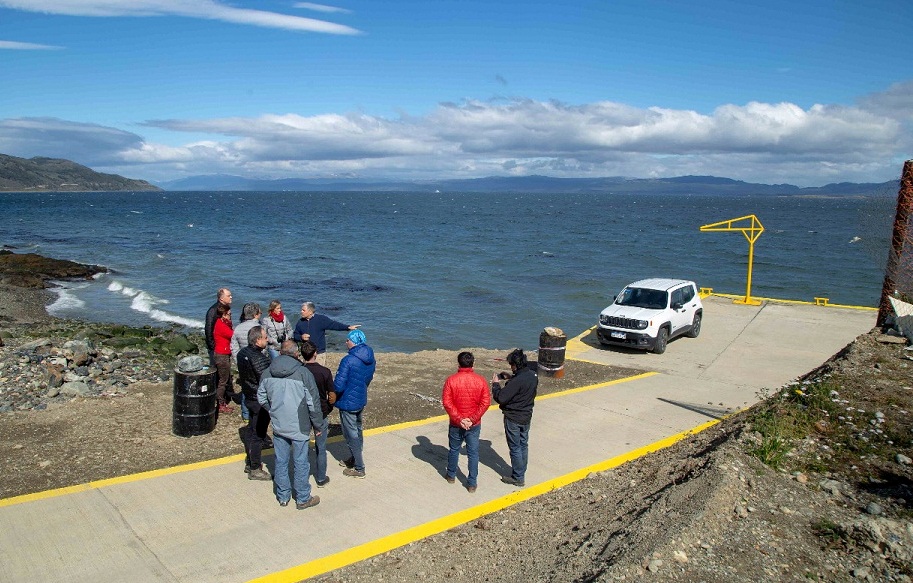 La propuesta de los muelles fue pensada por los pescadores y gestionada ante el BID por la Gobernadora Rosana Bertone y beneficiar a los pescadores artesanales, seal el Ministro Obras y Servicios Pblicos de Tierra del Fuego, Luis Vzquez.