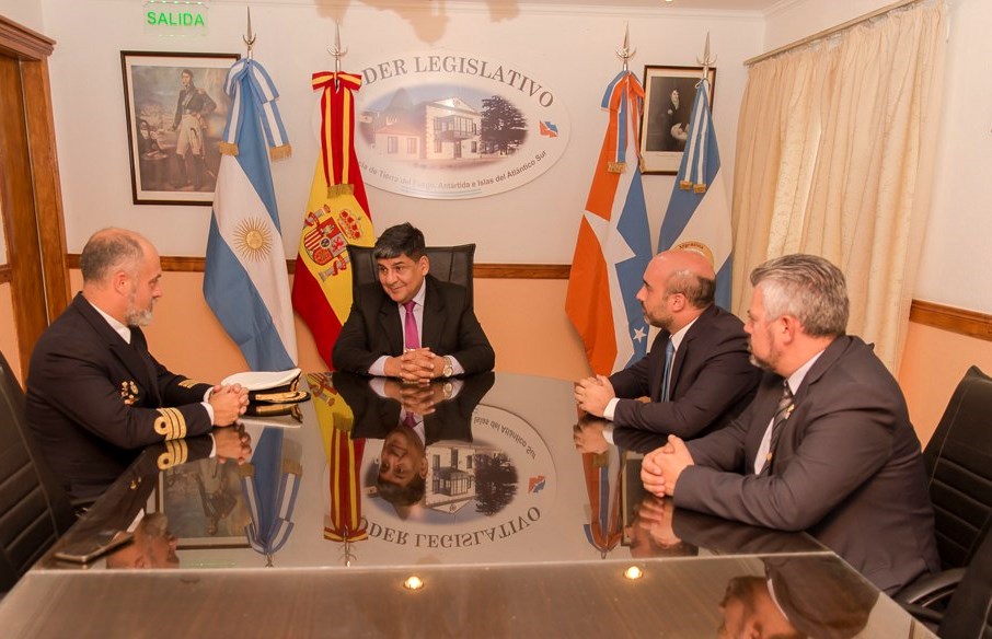 El buque espaol Hesprides, realizar incursiones de abastecimiento, reconocimiento y de actividades cientficas en la pennsula antrtica. La embarcacin, tambin prestar apoyo a bases como Artigas de Uruguay y Escudero de Chile.