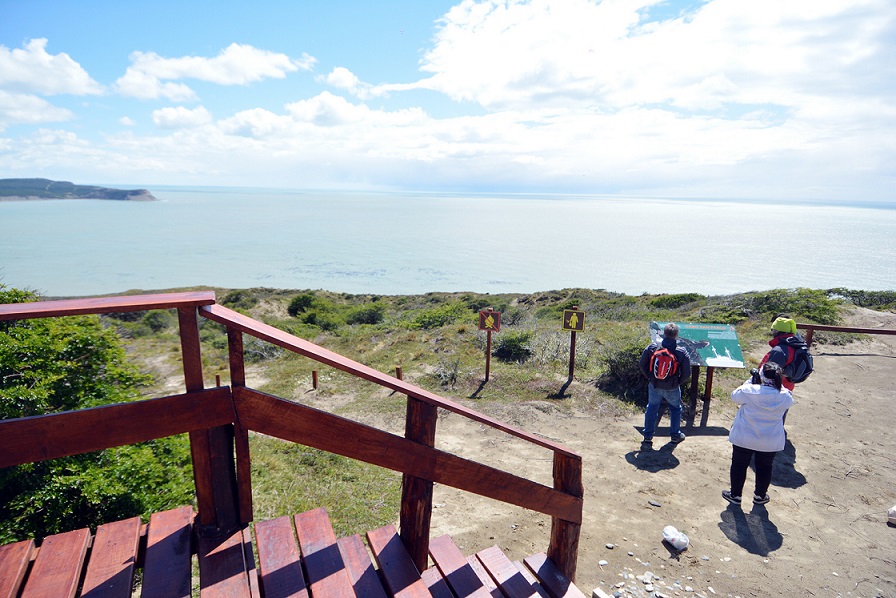 Desde el mirador se puede apreciar una vista panormica de la baha San Pablo y el casco herrumbrado del barco Desdmona, el cual se encuentra encallado en la costa desde 1983.