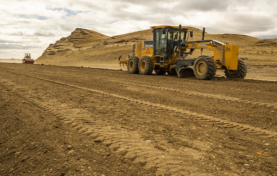El acceso al paso fronterizo es clave para aumentar la competitividad de la economa provincial, basada en la produccin de hidrocarburos, la industria y el turismo.